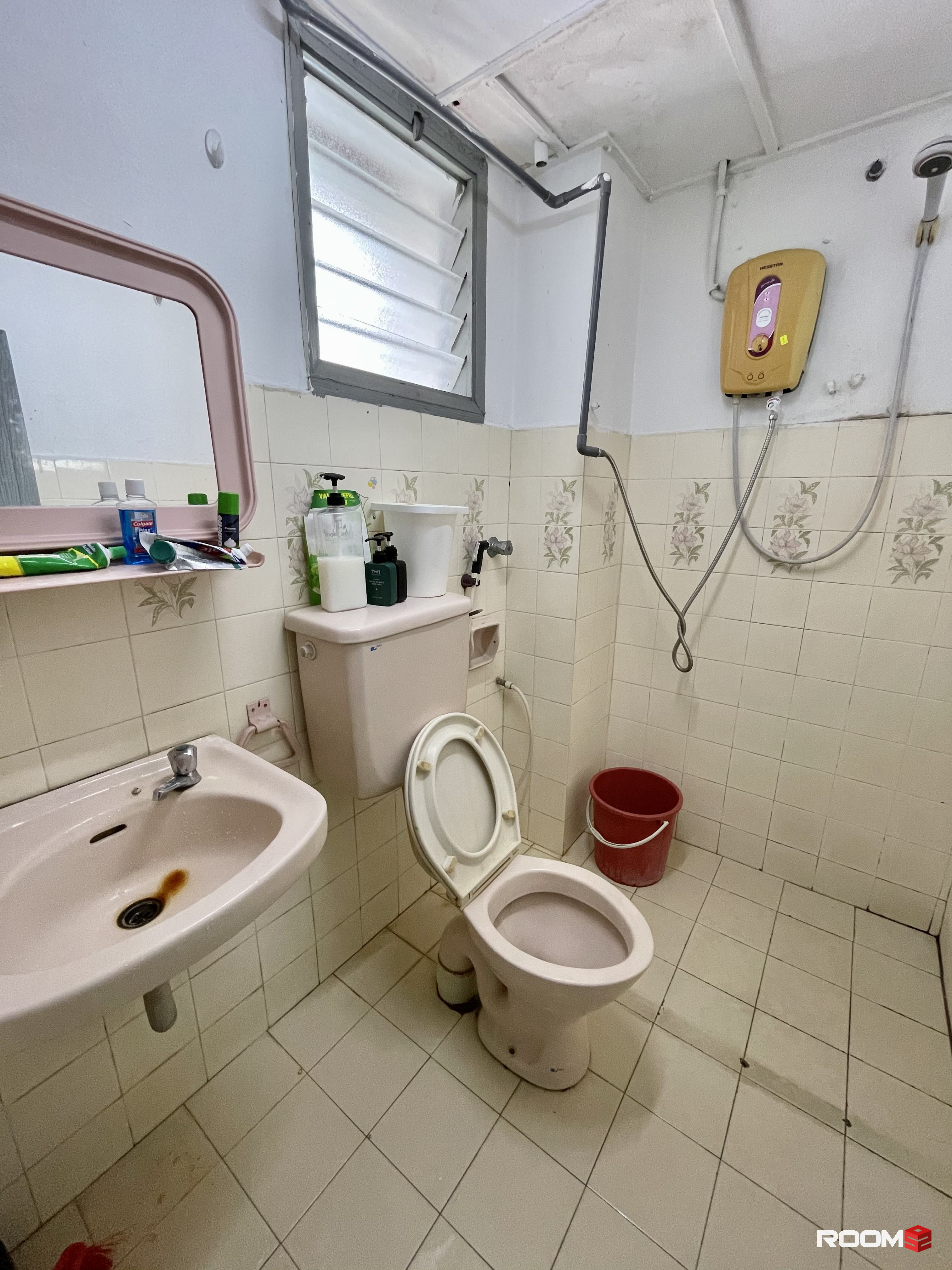 Bandar Utama BU1-12 All You Can Move In With High Speed Wifi Budget Room Rent