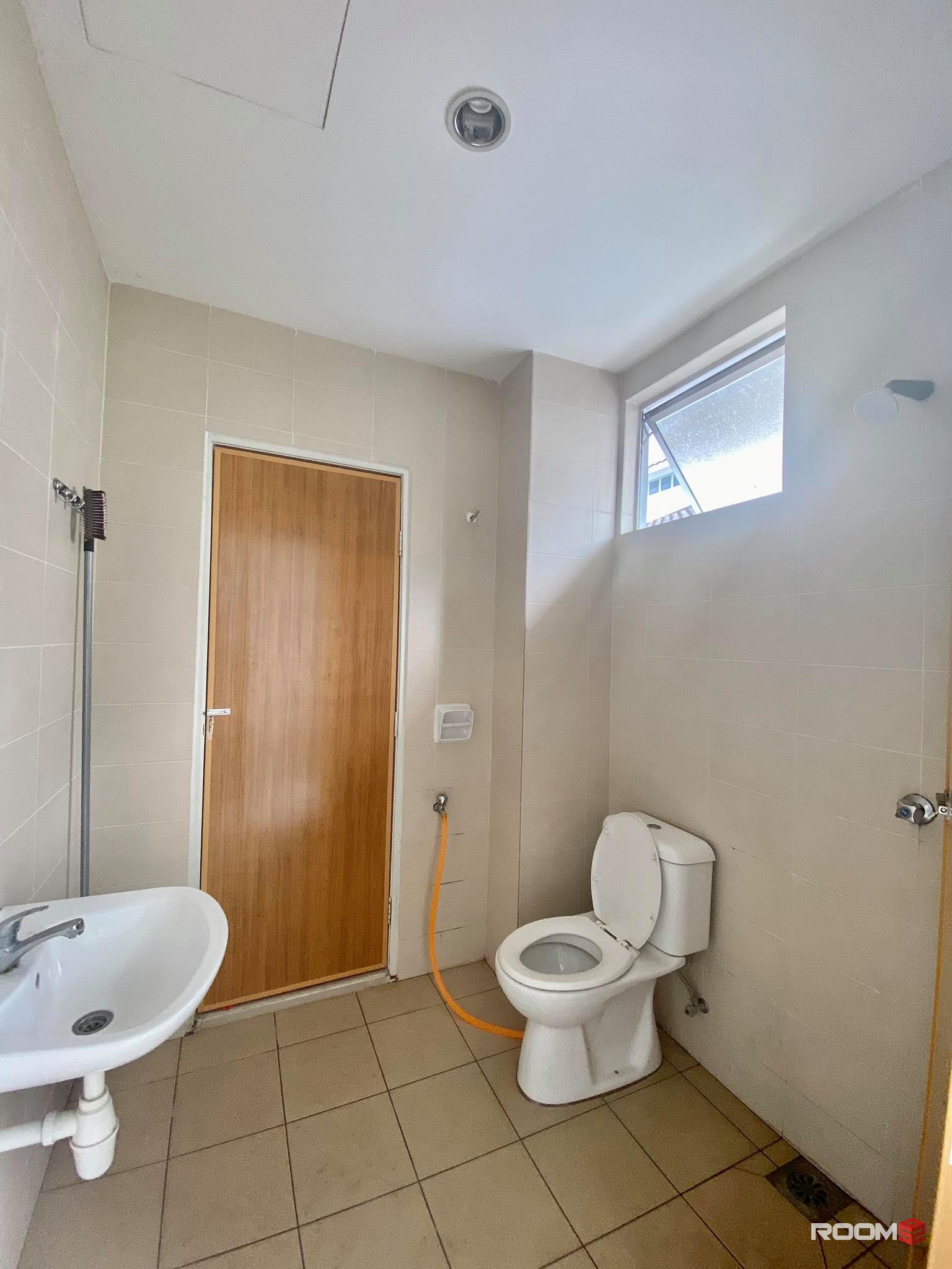 Middle Room at Taman Mesra Utama { 👉 𝐒𝐀𝐋𝐄 𝐌𝐄𝐑𝐃𝐄𝐊𝐀 !! 🔥} Bilik Sewa Balakong, C180, Amerin Mall, Columbia