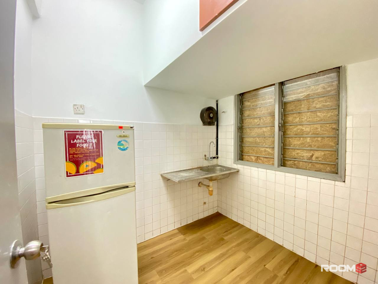 🛌 Your Comfortable Haven Awaits! Fully Furnished Rooms, Free Cleaning, and Proximity to Public Transport 🚄🏨