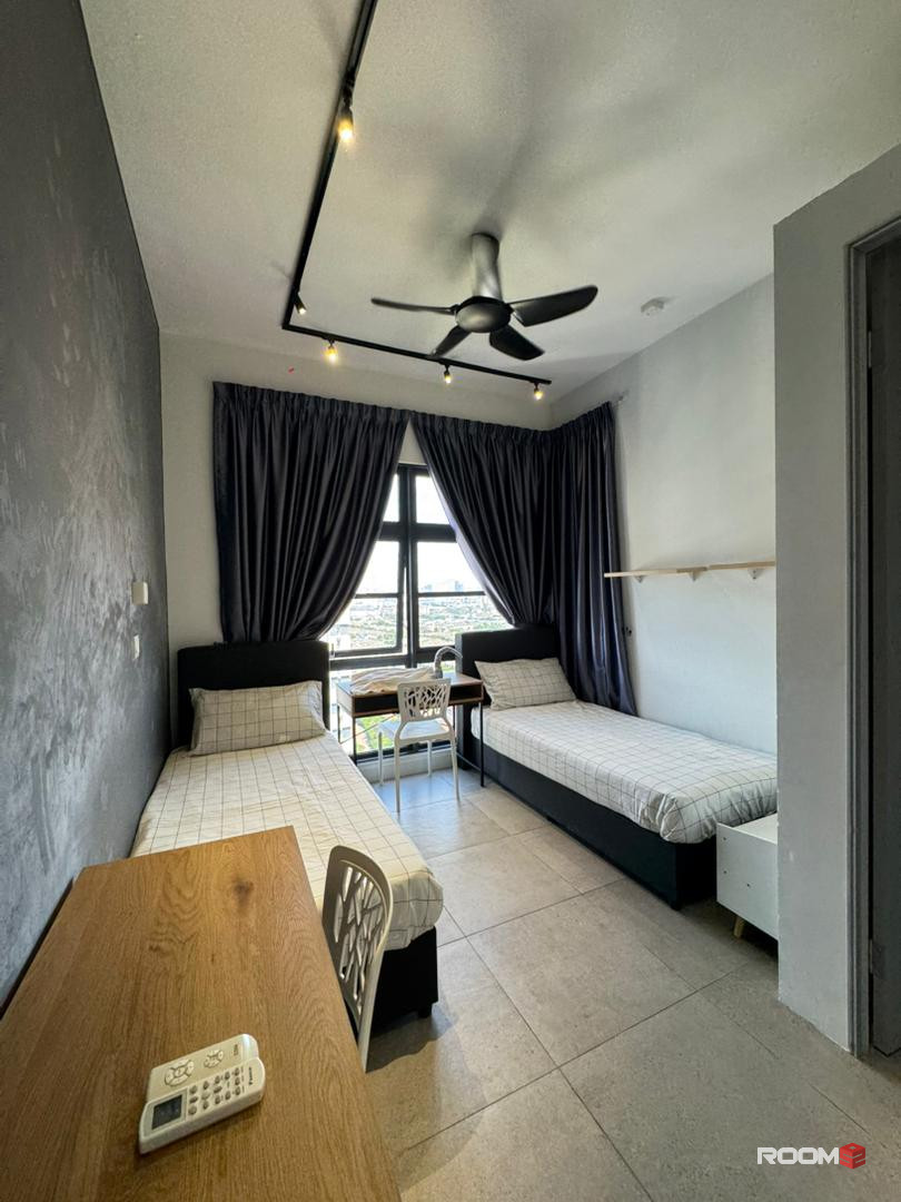 🛏️ Middle Room @ Female Unit 🛏️ 🧽 Weekly Cleaning Service 🧽🛠️ Maintenance Support 🛠️