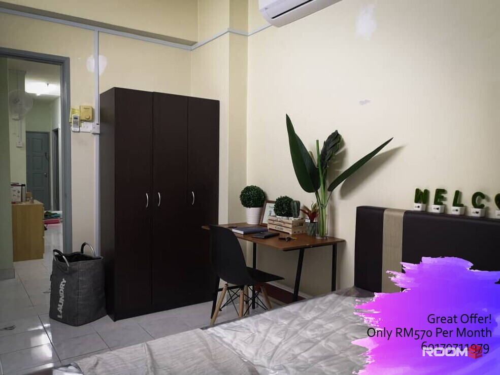 Middle room for rent at Pelangi Damansara