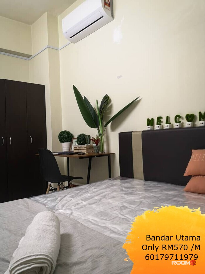 Middle room for rent at Pelangi Damansara