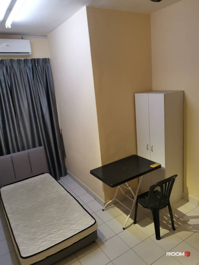 Big medium room aircond subang bestari nearby subang airport