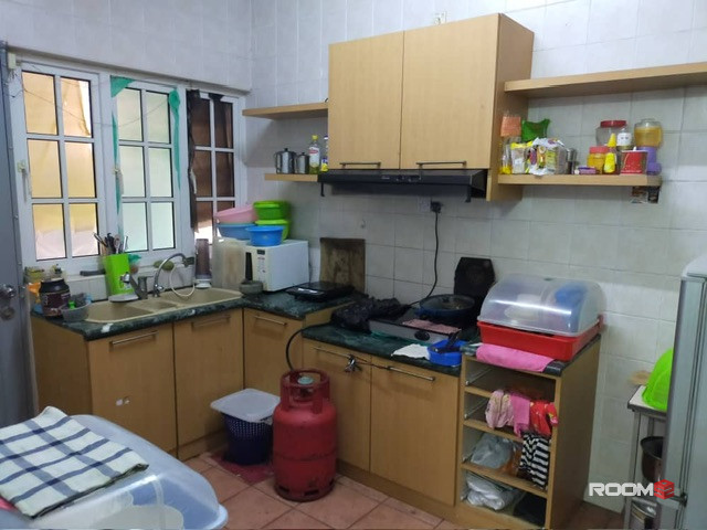 🏠 Affordable rooms available in SS25 or Taman Mayang. 🚶‍♂️🚇 💲 Walking distance to Kelana Jaya LRT Station. 🚶‍♂️🚇