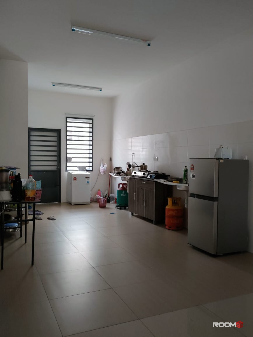 [Bilik Sewa Murah] ,Seremban , Suriaman 3 [Bilik Medium] Sendayan, Aeon mall , Mydin,Tesco , Kip sentral , KPJ , Columbi