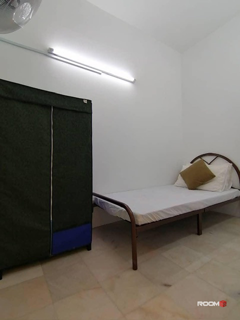 🏠 Affordable rooms available in SS25 or Taman Mayang. 🚶‍♂️🚇 💲 Walking distance to Kelana Jaya LRT Station. 🚶‍♂️🚇