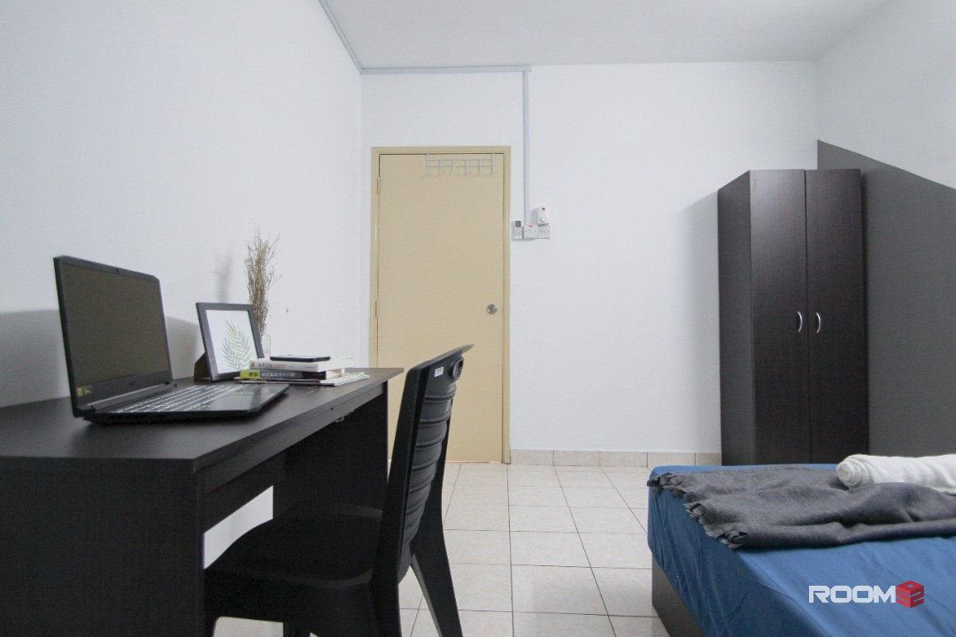Middle room for rent at Palm Spring @ Damansara