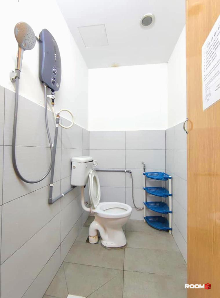 SS2 MEDIUM ROOM FOR RENT !ATTACHED SHARING BATHROOM !