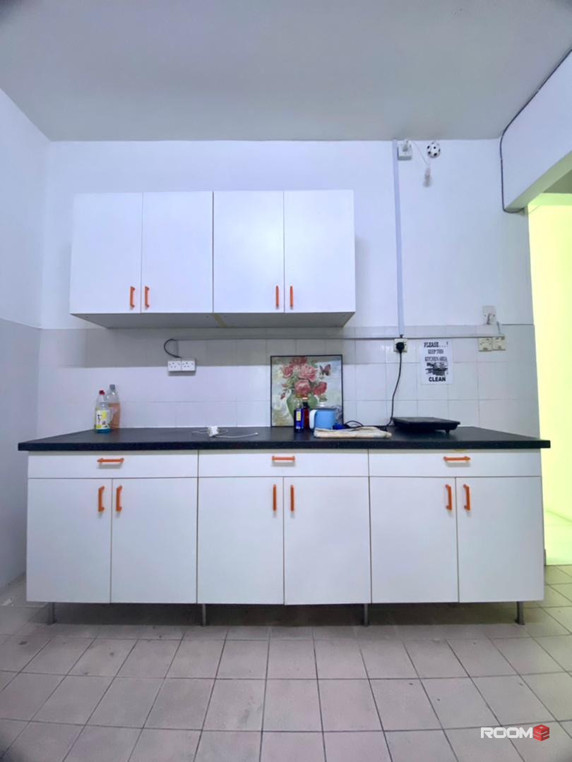 Middle Room Attached Bathroom in BU12, Bandar Utama Near Tropicana, Kayu Ara with No Deposit
