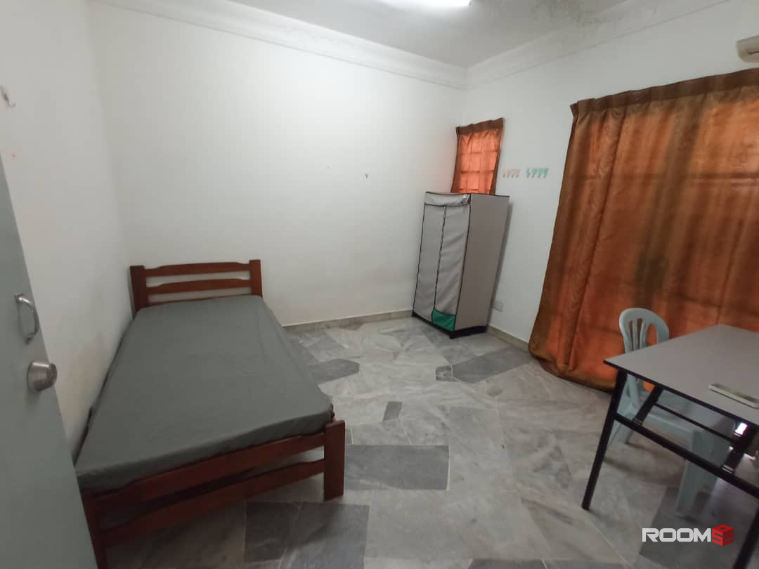 🏢 Middle room opposite IOI Mall with ZERO deposit. 🚫💰 Near 🚇 LRT and 🚌 bus stop.