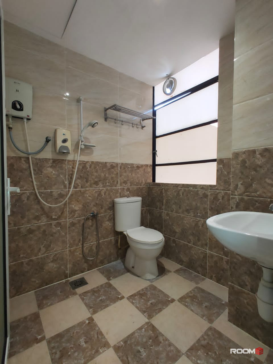 6mins drive to Sunway Pyramid Mall. Co Living Room Rent in PJS 8, Bandar Sunway