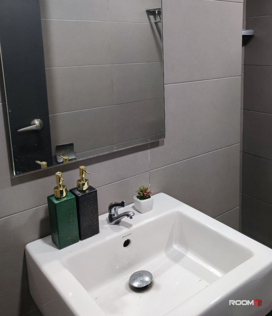 LIMITED TIME OFFER ‼️  2mins 🚶 walk to MRT Maharajalela, KL Sentral 🚉 Room attach Toilet for Rent