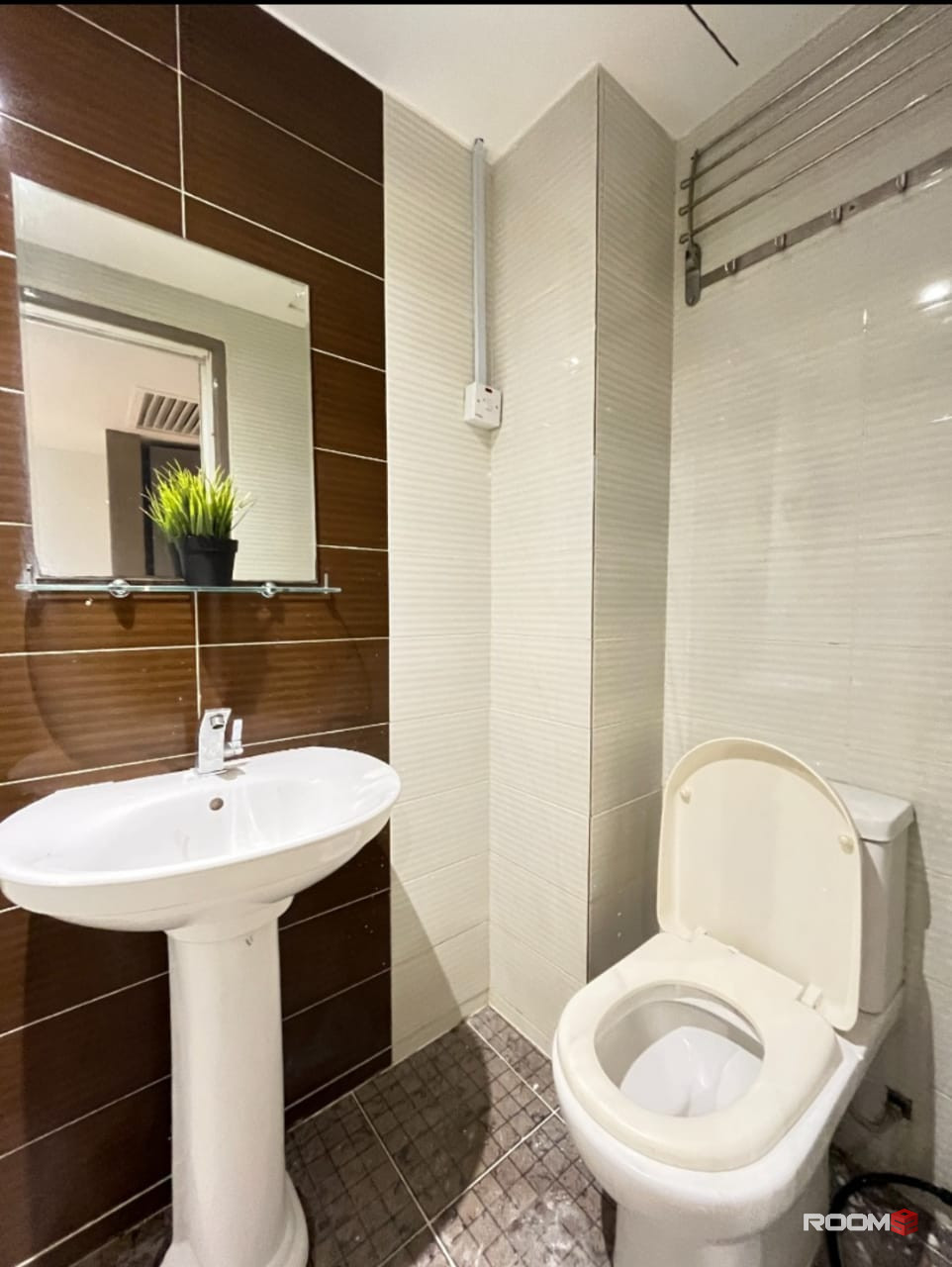 Zero Deposit Single room for rent at Phoenix Hotel Kuala Lumpur
