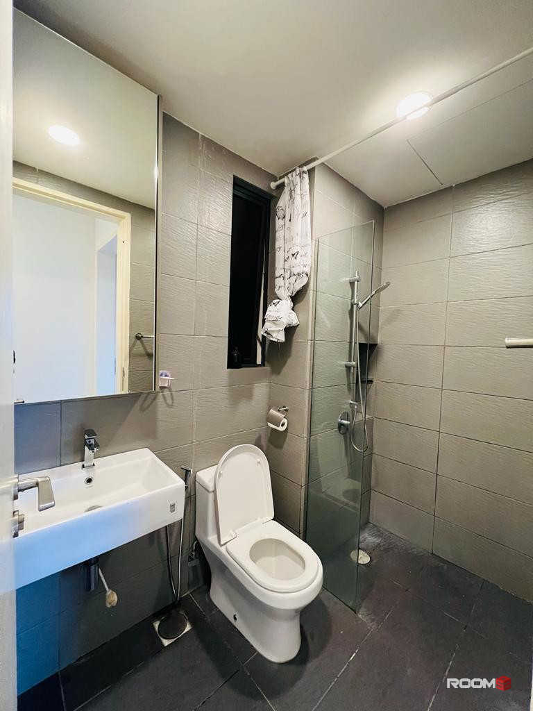 😎.Master Room with Big Window and private toilet for rent!📍Best Location for Working Adults & Students!