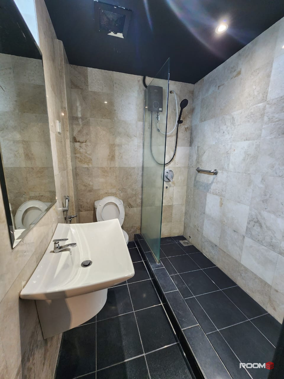 Cheap Deluxe Master Room 4-5Mins Walk to Bukit Bintang at Hulo Co-living