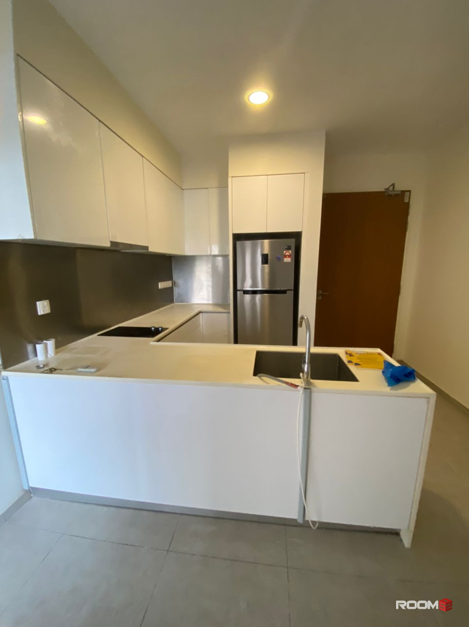 😎.Master Room with Big Window and private toilet for rent!📍Best Location for Working Adults & Students!