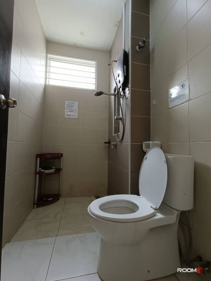 Kota Kemuning Single Room with Attached Bathroom