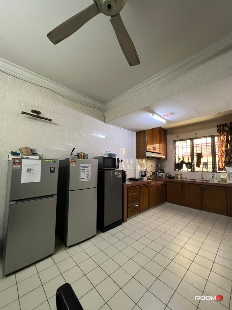 📢 Special Offer! 🏠💰 Low Deposit in Bandar Utama 🛏️ Single Rooms To Rent With WiFi! 🌐🔌💻