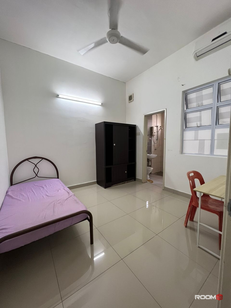 Kota Kemuning Single Room with Attached Bathroom