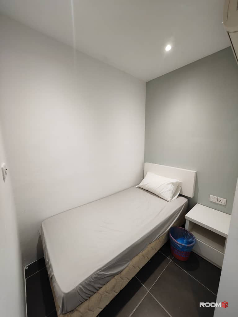 🛏️🏠 Affordable Price! King Bed in Damansara Perdana with No Deposit Needed! 🛋️💰