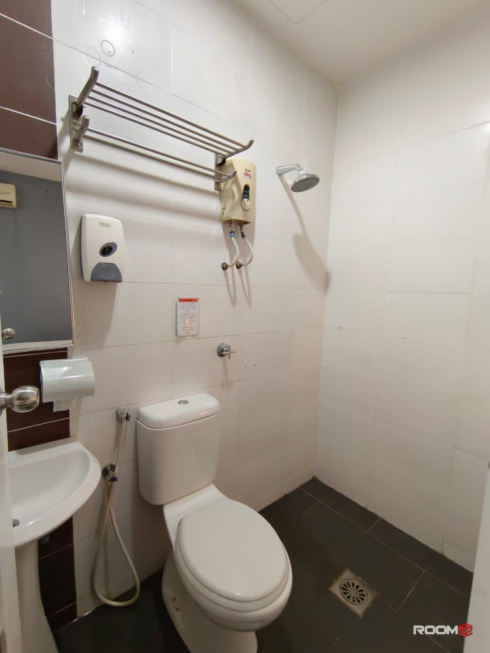 0️⃣Deposit✨Include Utilities✨Middle room for rent at Kota Damansara 🚶‍♂️5min walk to MRT KD/Thomson Hospital 🚗5min dri