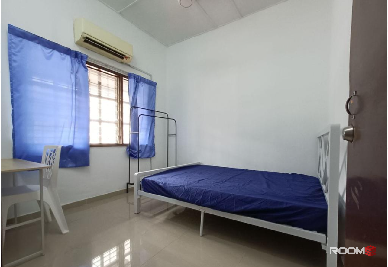 Walking Distance to USJ LRT 🚄 Medium Room + Window + Aircond