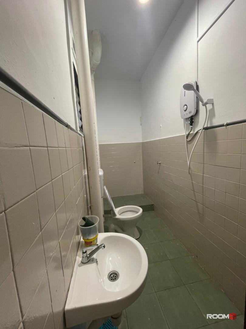 🚗 Conveniently Near CIQ 🏘️ Middle Budget Room ❗ PROMOTION ❗ Walking Distance