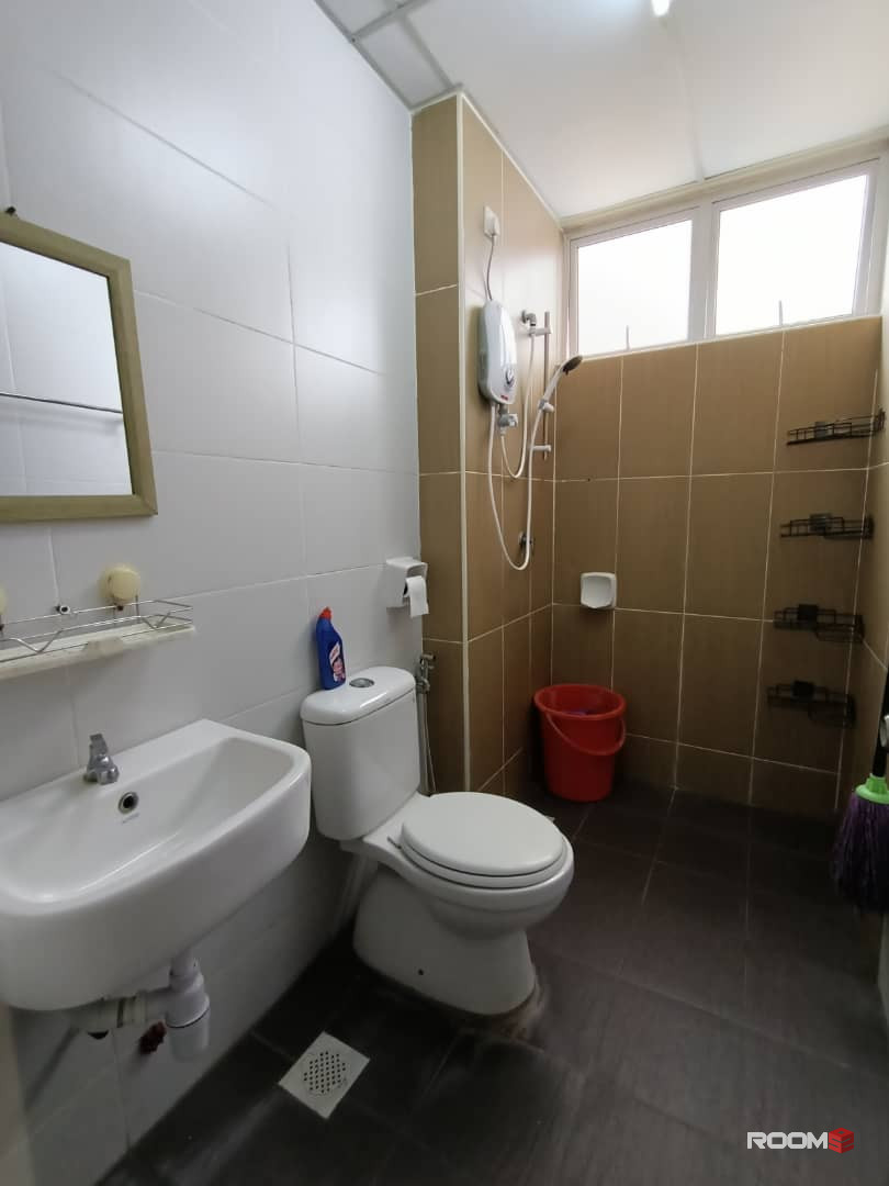 Female Room for rent at Larkin Heights @ Larkin Idaman
