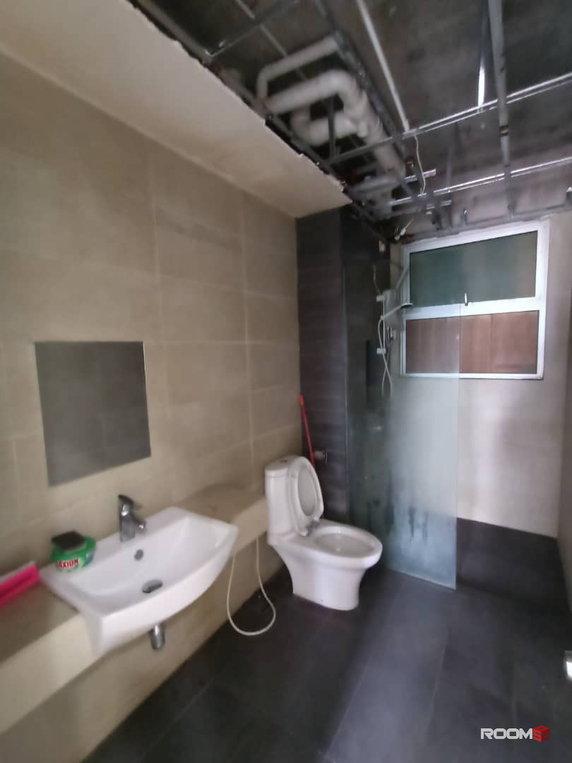 Master room for rent at Epic Residence @ Larkin