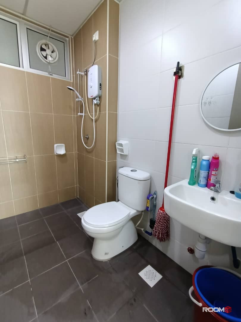 Female room for rent at Larkin Height @ Larkin Idaman
