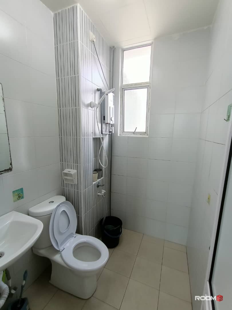 Male room for rent at Suriamas Suite @ Larkin JB