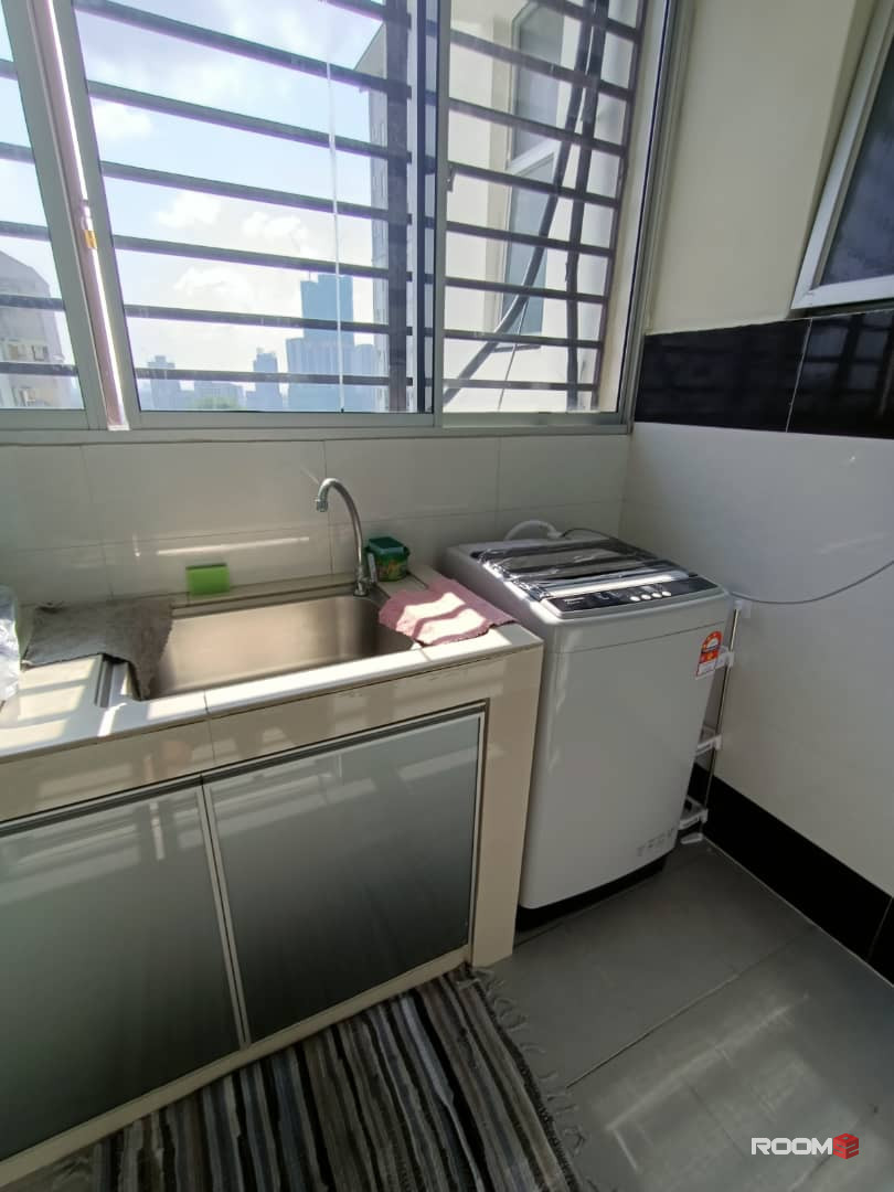 Male room for rent at Suriamas Suite @ Larkin JB
