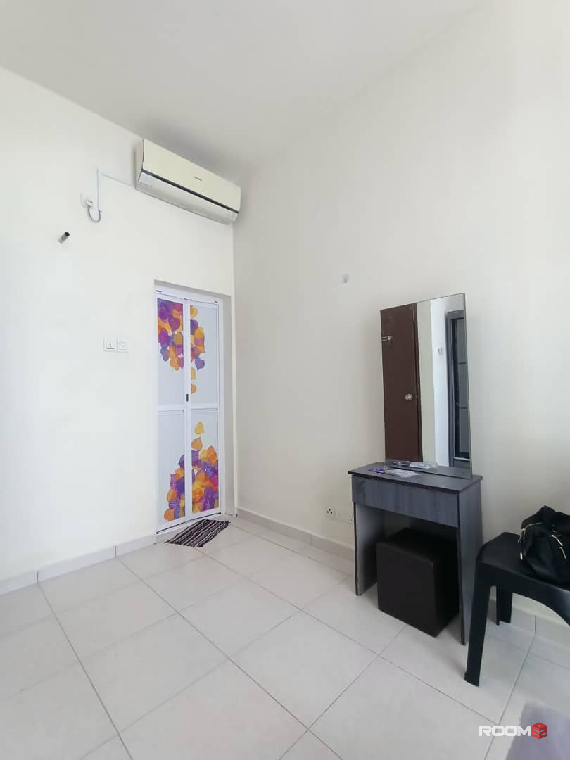Male room for rent at Suriamas Suite @ Larkin JB
