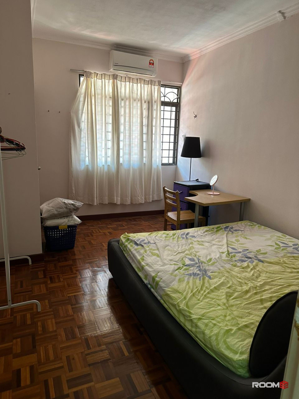5 minutes drive to MRT, One Utama Shopping Mall, KPMG and First Avenue.