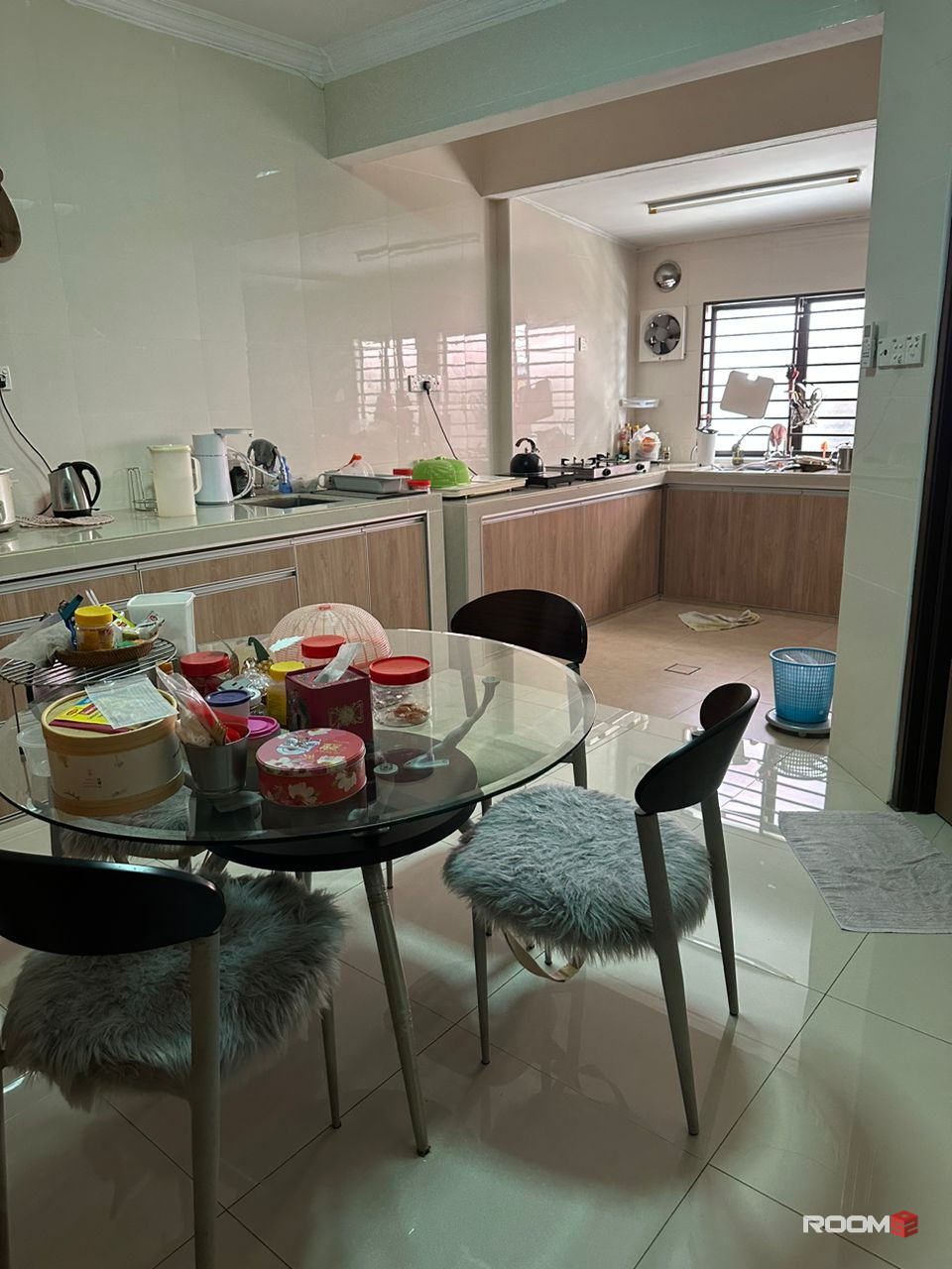 5 minutes drive to MRT, One Utama Shopping Mall, KPMG and First Avenue.