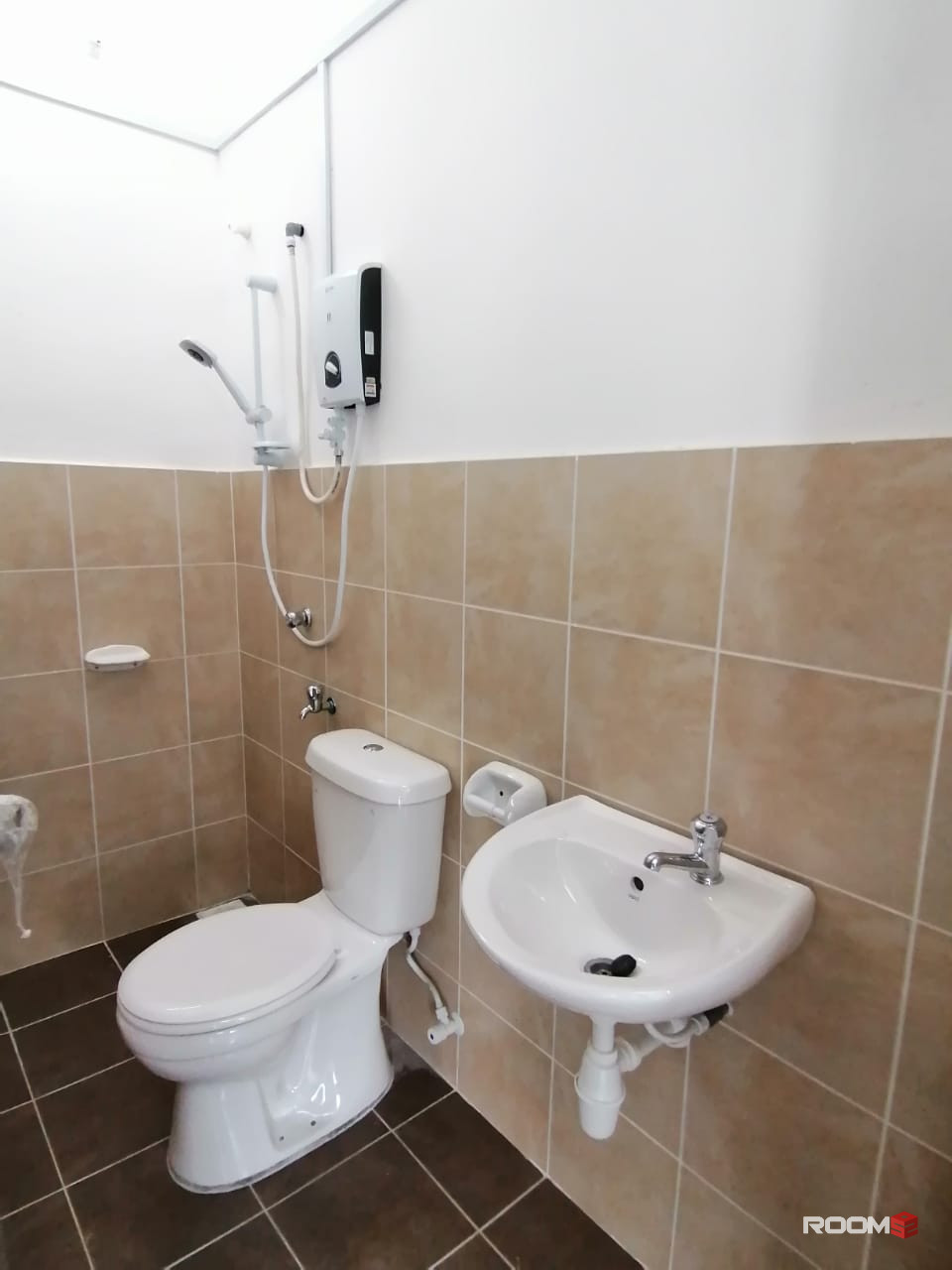 Female room for rent at Gelang Patah