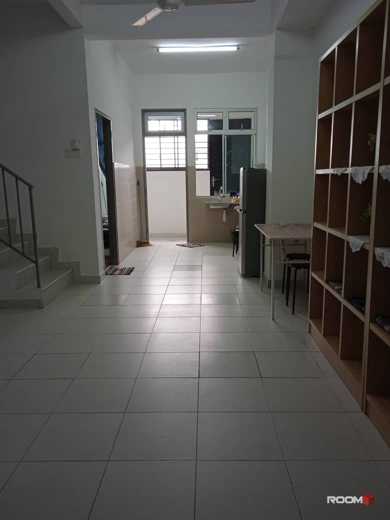 Female room for rent at Gelang Patah