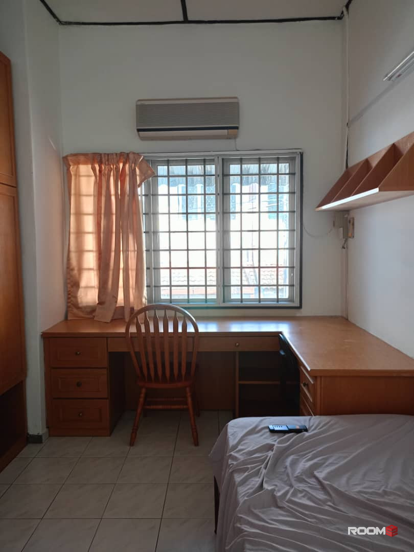 🌠🫣MEDIUM ROOM AT SS2? Aircond + Window Room🌠