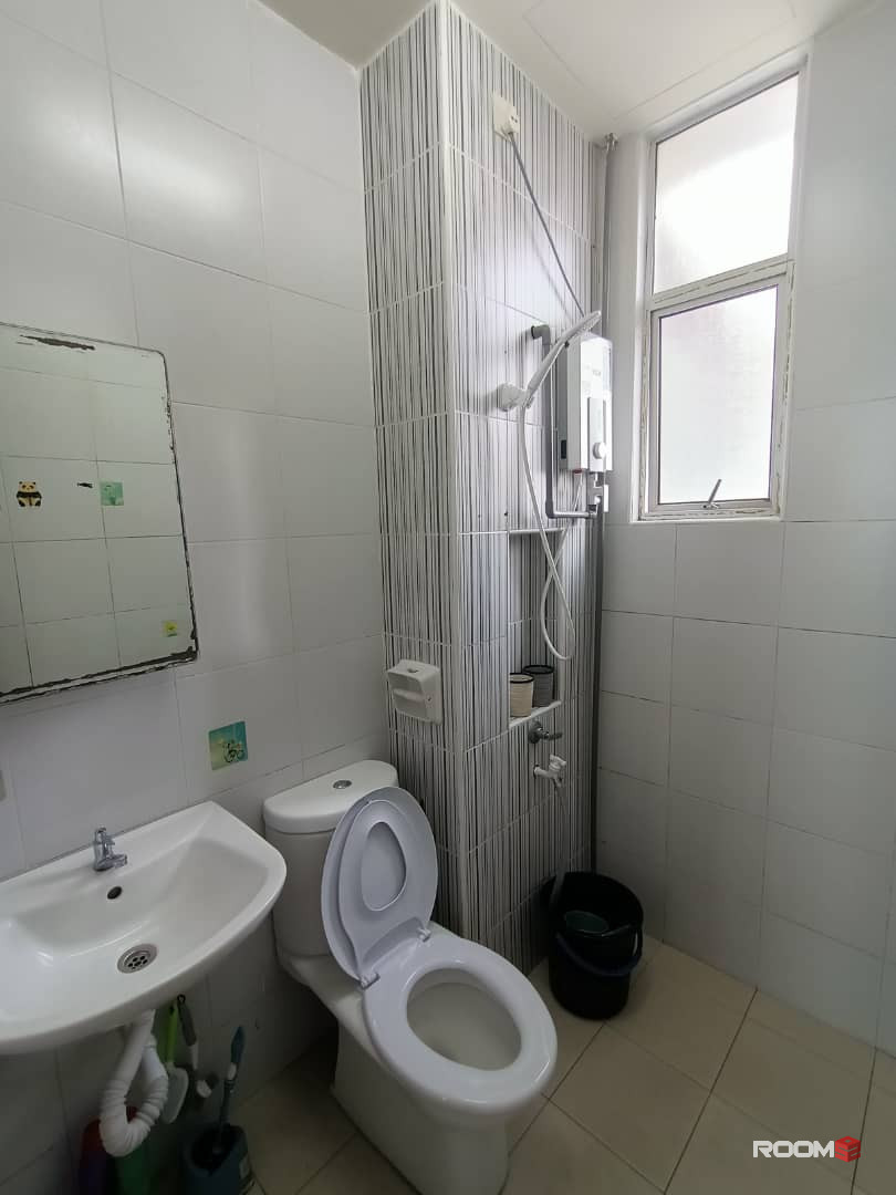 Male room for rent at Suriamas Suite @ Larkin JB