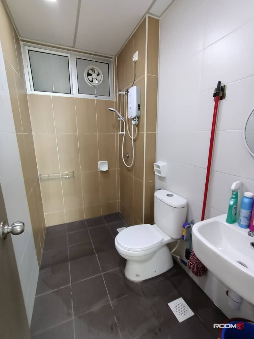 Female Room for rent at Larkin Heights @ Larkin Idaman