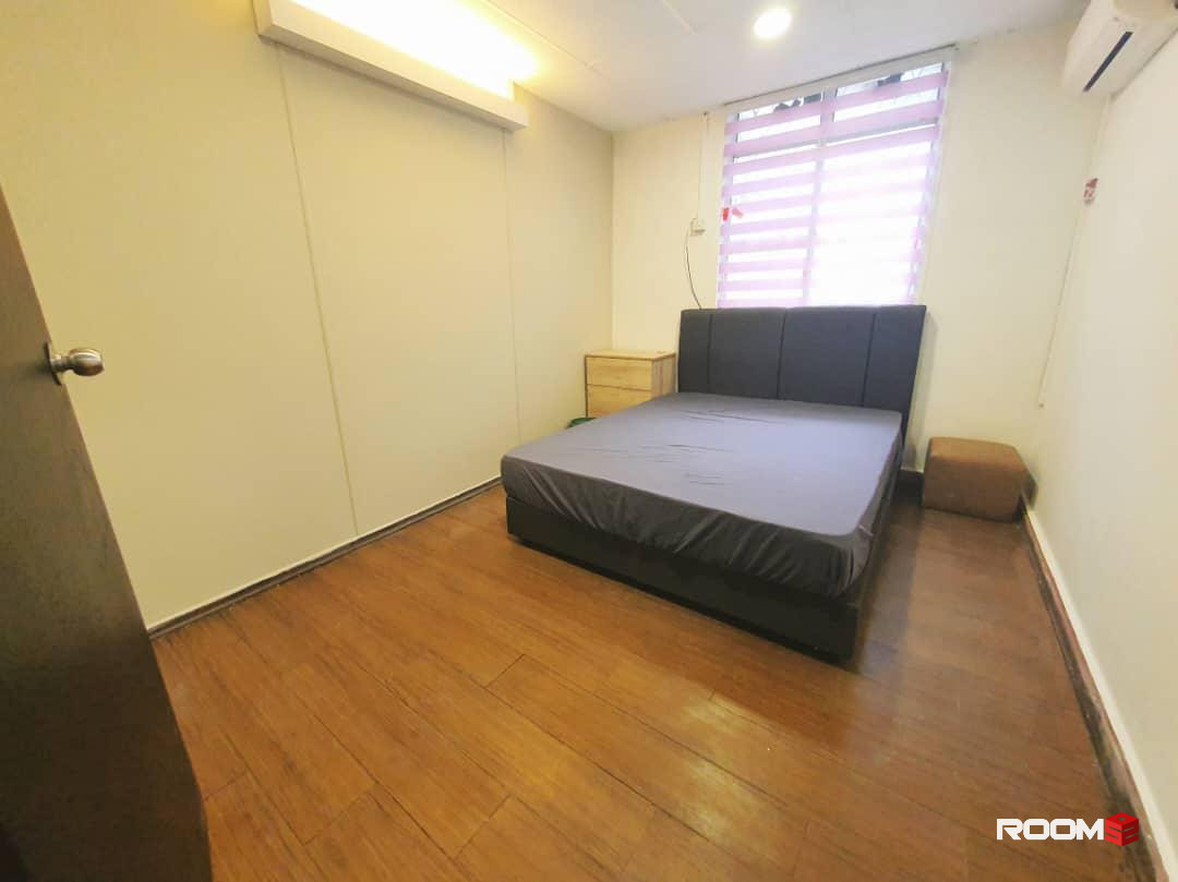 Stay Comfortably Near CIQ, KSL & Midvalley! 🚆 Cozy room with WiFi, private bathroom & zero deposit! 🔥😎