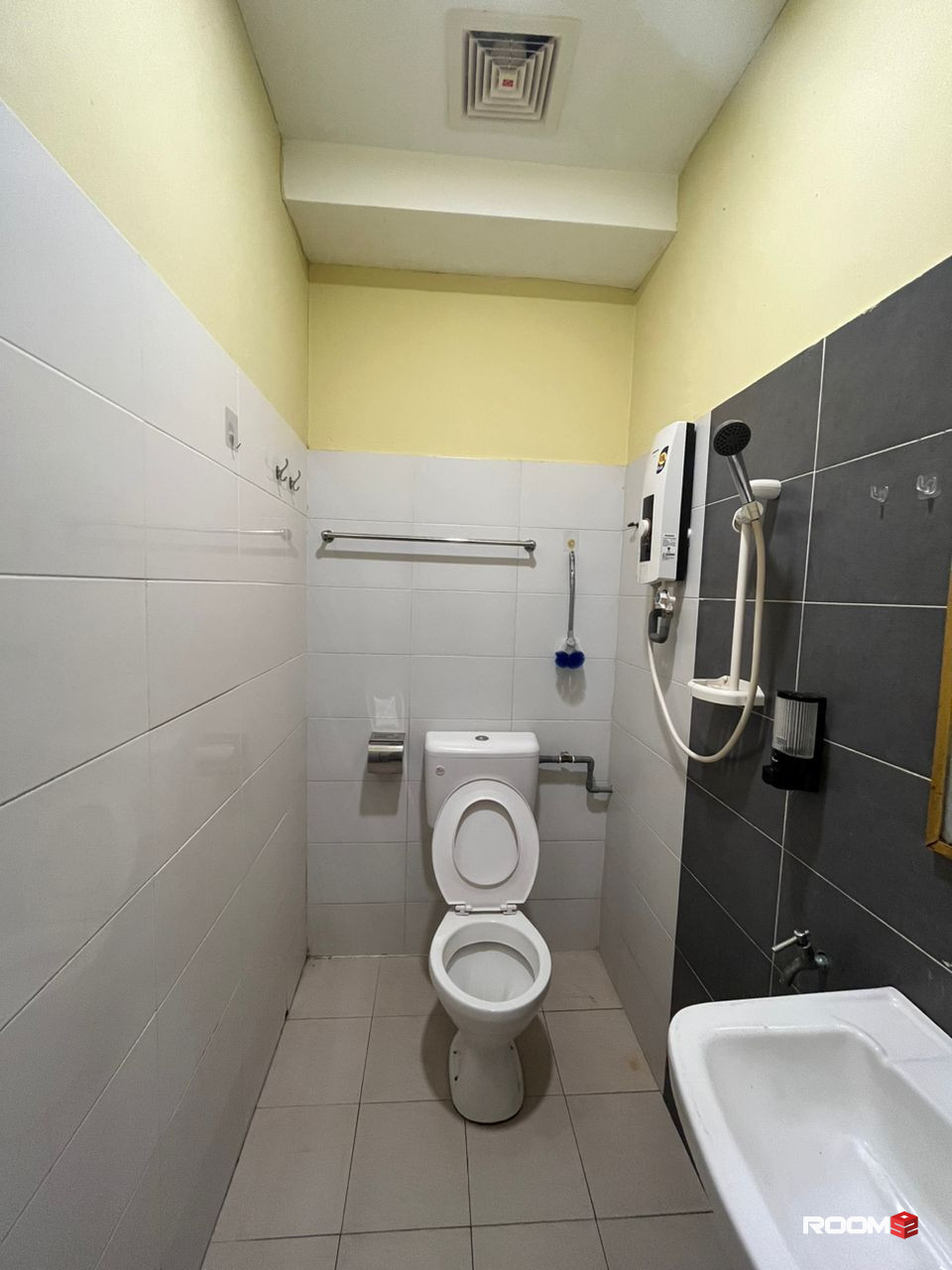 🛏️ Cozy & clean rooms near Tebrau City, AEON, and IKEA – Free WiFi, private bathroom, zero deposit! Move in now! 🏡✨