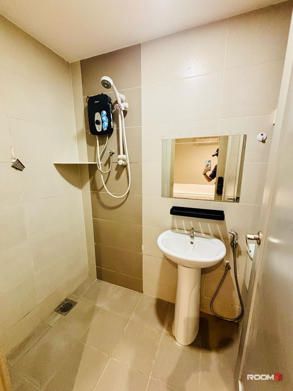 CHOW KIT COLIVING MASTER ROOM TO RENT IN HOTEL SWISS COTTAGE ZERO DEPOSIT