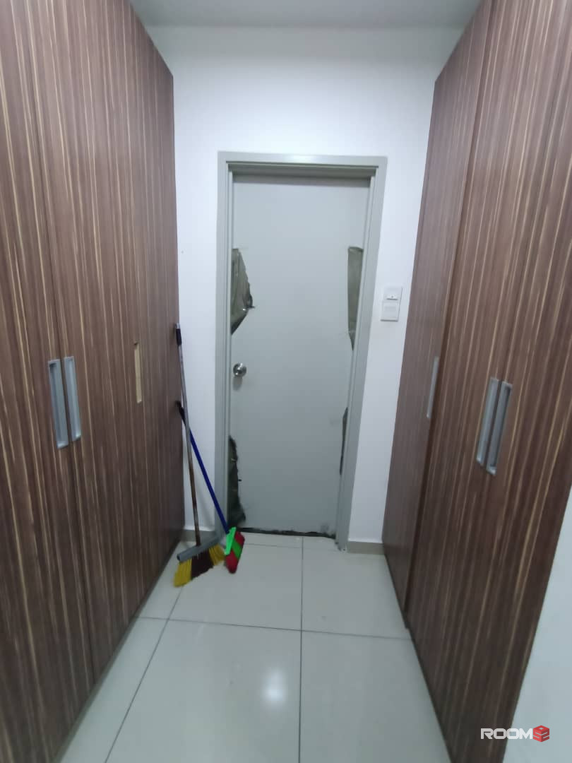 Room for rent at Season Luxury Apartment at Larkin