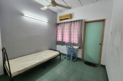 Middle Room at Pusat Bandar Puchong, Puchong