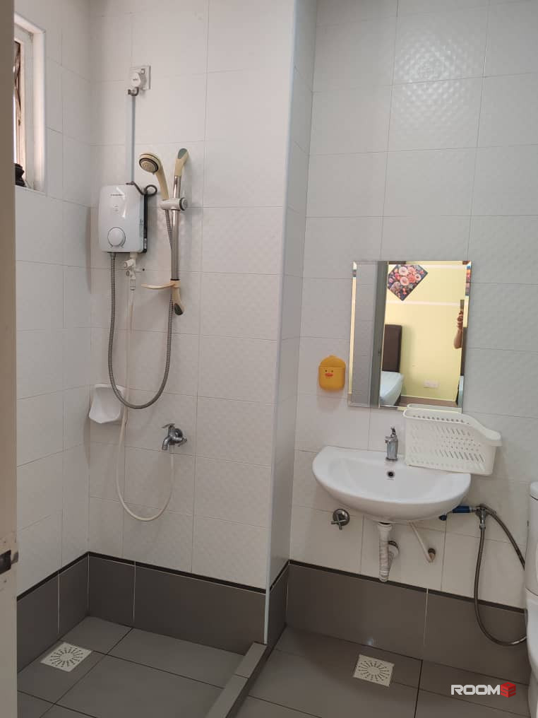 Room for rent at Season Luxury Apartment at Larkin