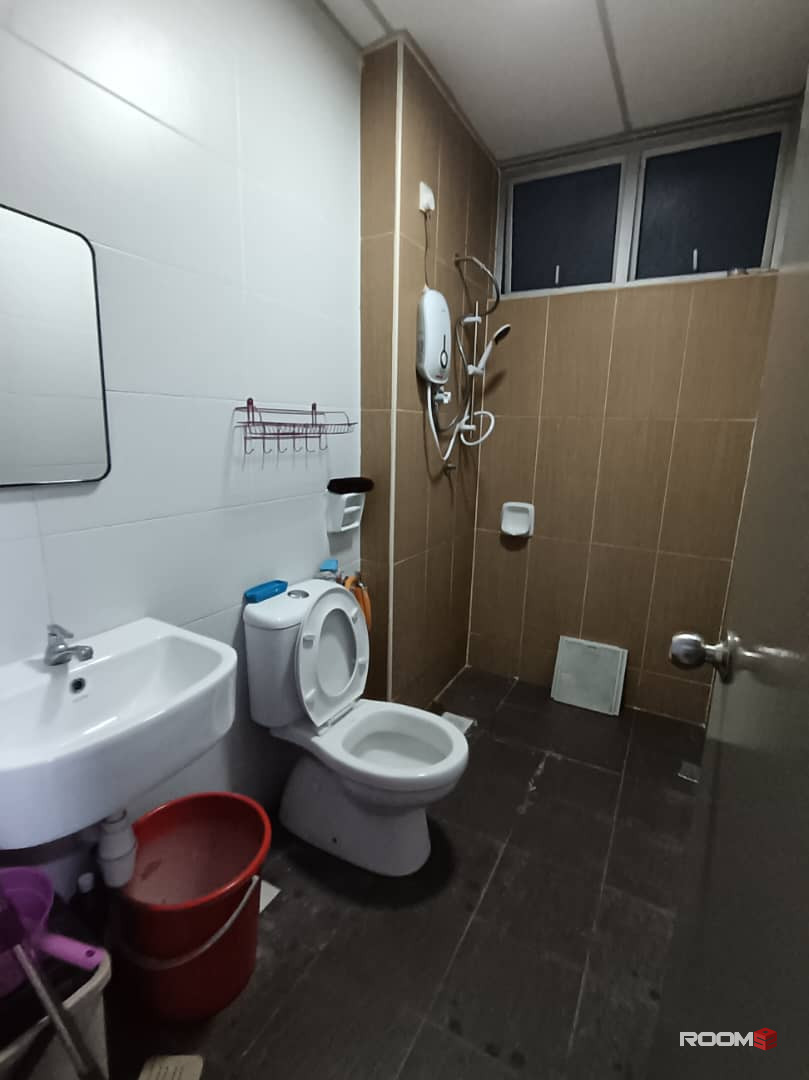 Male Room for rent at Larkin Heights @ Larkin Idaman