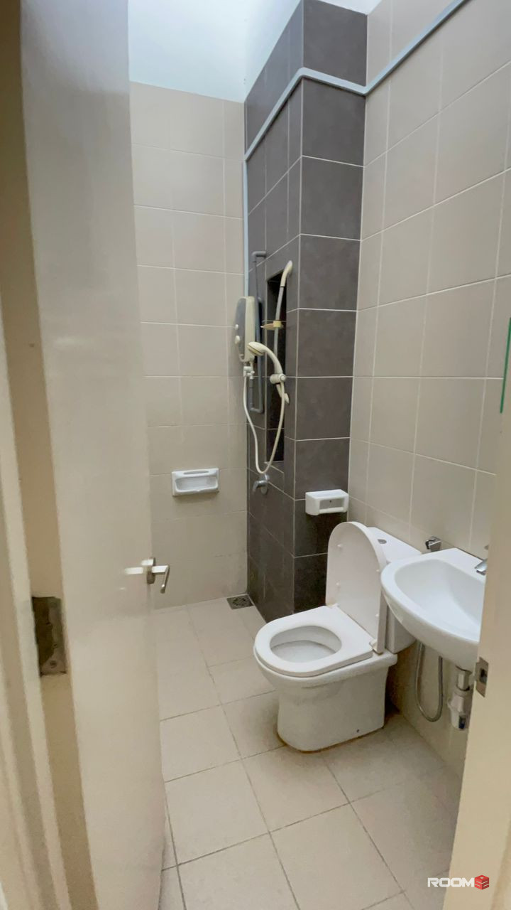 🔥LOW DEPOSIT! Spacious Middle Room with Attached Bathroom 🔥