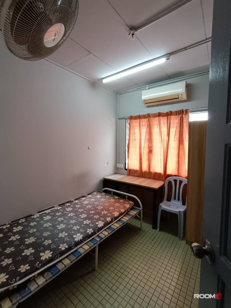 LOW DEPOSIT - 5min Walk UCSI - Cheras Connaught Mix Gender Medium Room Landed House Near MCD, IKON, Pasar Malam
