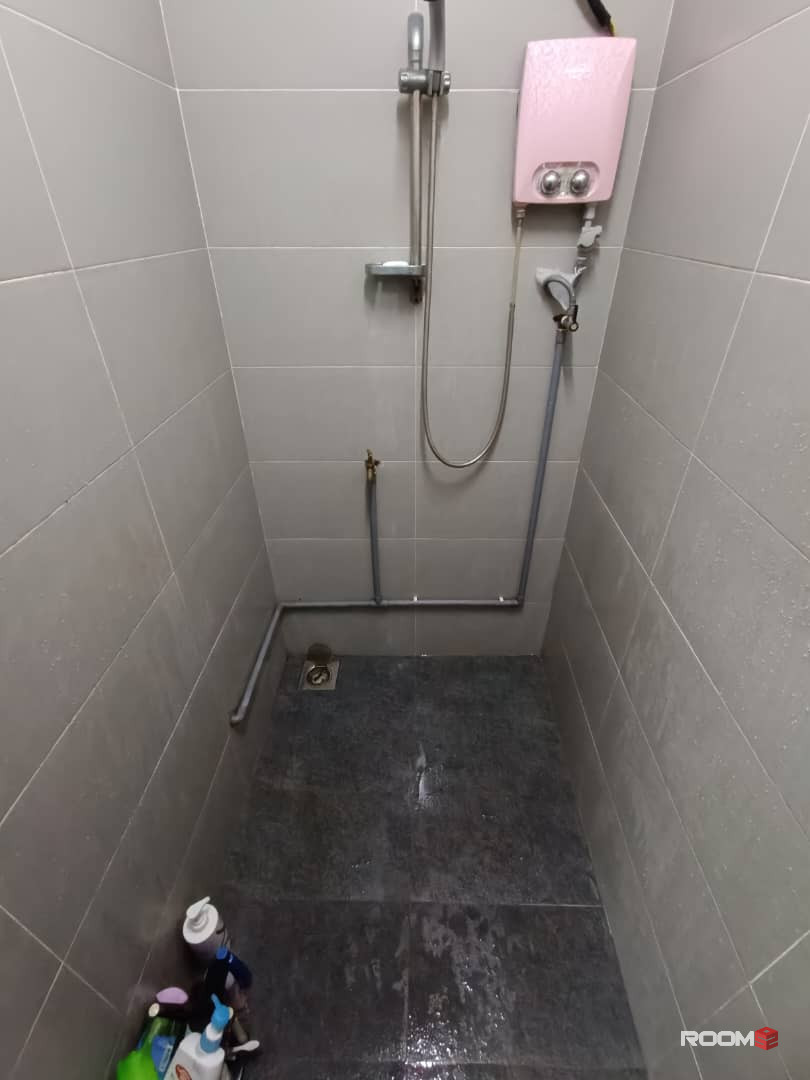 LOW DEPOSIT - 5min Walk UCSI - Cheras Connaught Mix Gender Medium Room Landed House Near MCD, IKON, Pasar Malam